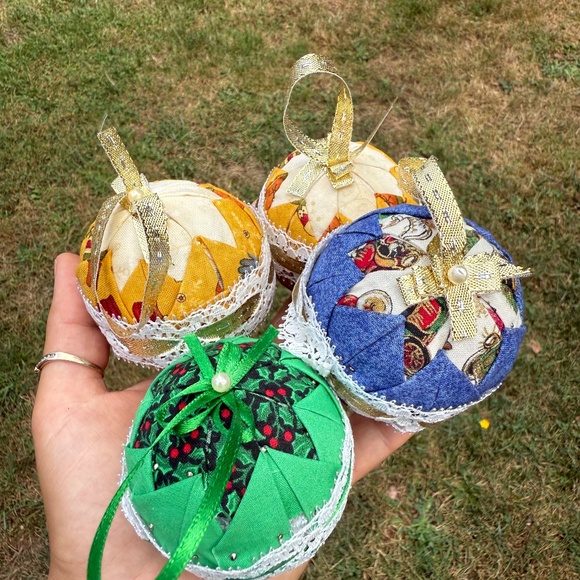 Christmas Ornament Ball Vintage Patchwork Quilt Cottagecore Country Lot Of 4. - Picture 1 of 8
